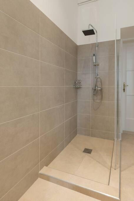 Grand Luxury On The Budapest Broadway W Jacuzzi מראה חיצוני תמונה