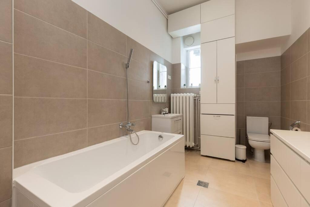 Grand Luxury On The Budapest Broadway W Jacuzzi מראה חיצוני תמונה